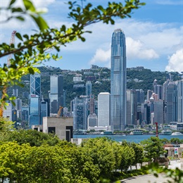 远眺维港对岸的中环商业区，可以尽览由标志性建筑物和摩天大厦所构成的著名景观。